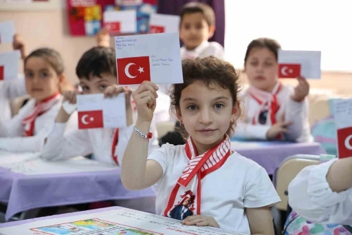 Minik eller yiğit y&uuml;rekler i&ccedil;in mektup yazdı, yigitlerin cevabı gecikmedi
