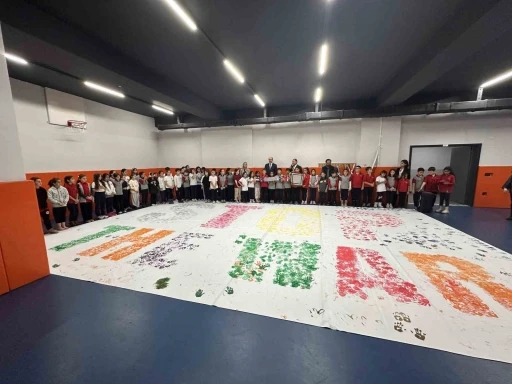 Minik ellerden büyük mesaj

