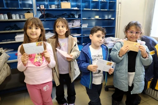 Minik ellerden b&uuml;y&uuml;k mutluluk: Anaokulu &ouml;ğrencileri ilk mektuplarını PTT&rsquo;ye teslim etti
