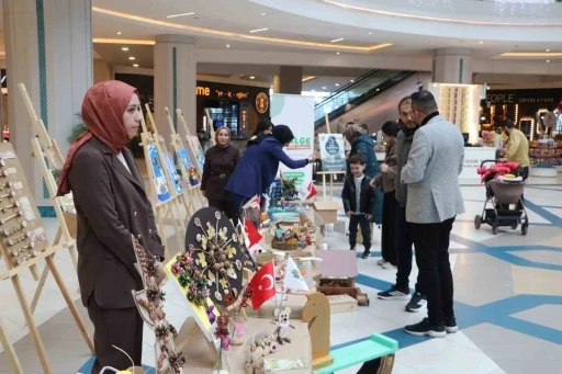 Minik ellerin doğaya dokunuşu
