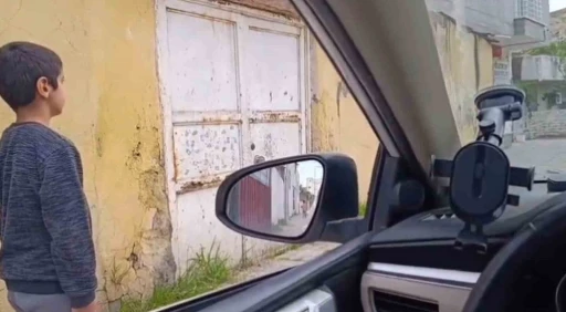 Minik Emre&rsquo;nin İstiklal Marşı okunurken hazır ol duruşuna ge&ccedil;tiği anlar kameraya yansıdı
