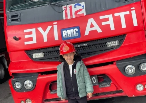 Minik Eray itfiayeciliği yerinde öğrendi
