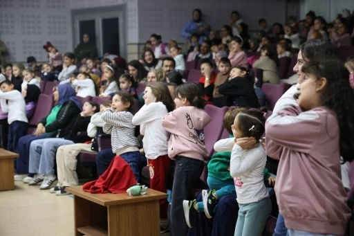 Minik izleyicilerden tiyatro oyununa tam not
