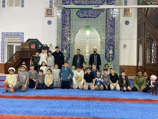 Minik kalpler camide buluştu: Tepebaşı&rsquo;nda maneviyat ve oyun bir arada

