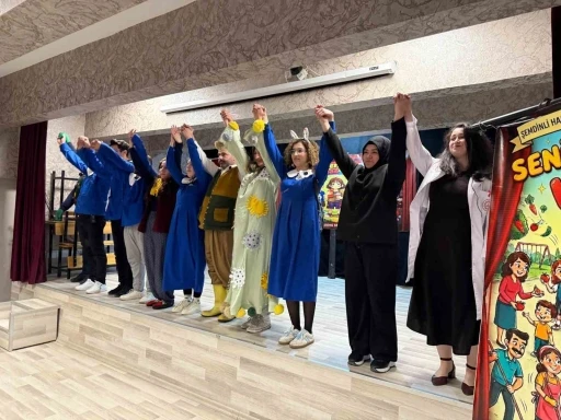 Minik kalplere tiyatro dokunuşu: "Seni Yaramaz Vir&uuml;s" oyunu b&uuml;y&uuml;k ilgi g&ouml;rd&uuml;
