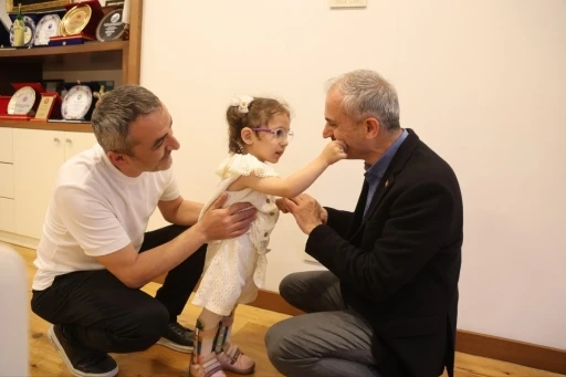 Minik Lina&rsquo;nın tedavi yolculuğuna destek
