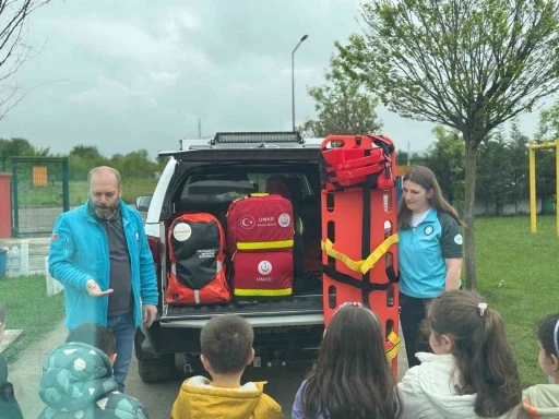Minik öğrenciler ambulansı merakla inceledi
