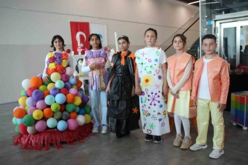 Minik &ouml;ğrenciler, atıkları kıyafete ve sanat eserine d&ouml;n&uuml;şt&uuml;r&uuml;p sergiledi
