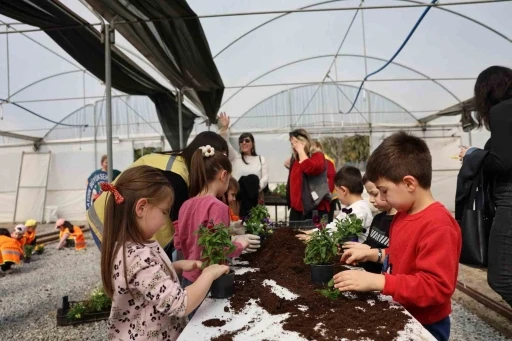 Minik öğrenciler doğa sevgisini öğreniyor

