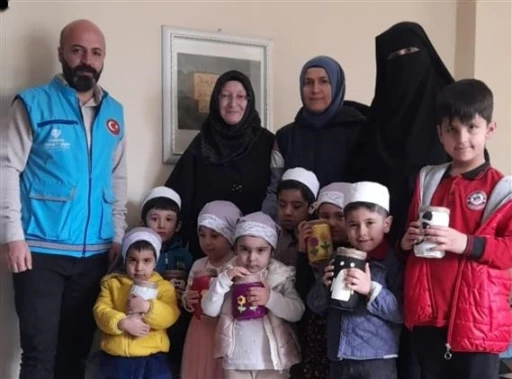 Minik öğrenciler harçlıklarını cami için bağışladılar
