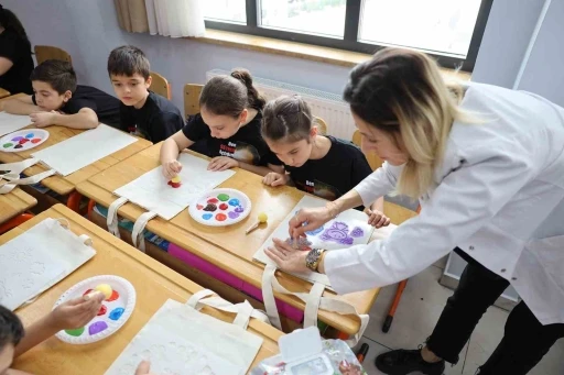 Minik &ouml;ğrenciler i&ccedil;in 23 Nisan temalı sanat at&ouml;lyesi d&uuml;zenlendi