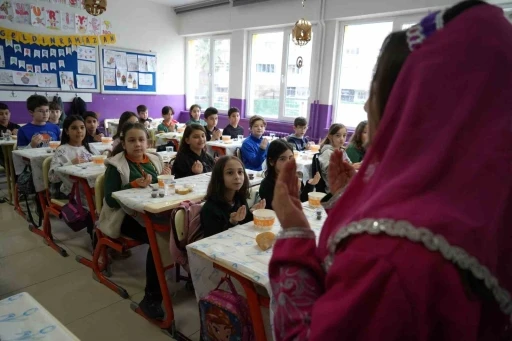 Minik &ouml;ğrenciler ilk kez "tekne orucu" tutmanın sevincini yaşadı
