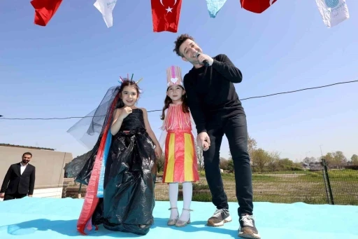 Minik öğrencilerden geri dönüşümden defilesi
