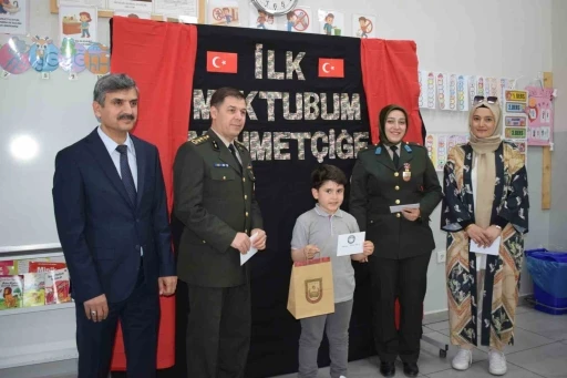 Minik &ouml;ğrencilerden Mehmet&ccedil;iğe duygu dolu mektuplar
