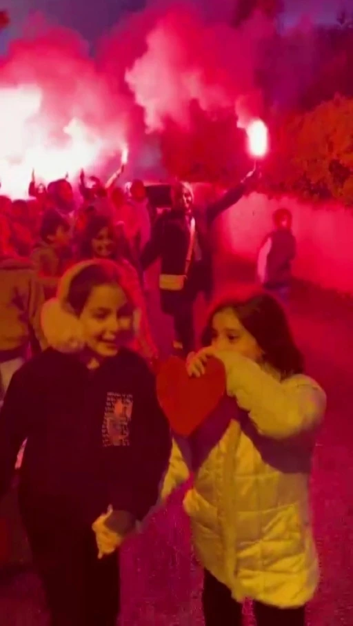 Minik öğrencilerden öğretmenlerine meşaleler eşliğinde ‘Anneler Günü’ kutlaması
