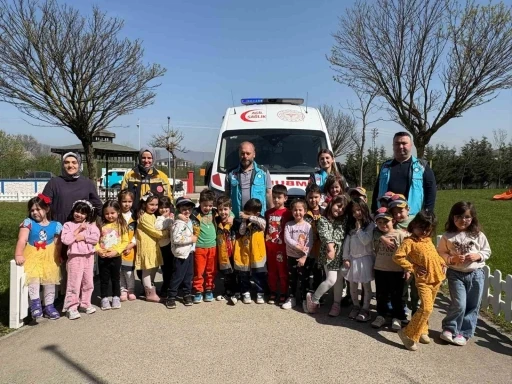 Minik &ouml;ğrencilere diş eğitimi ve 112 tanıtımı yapıldı
