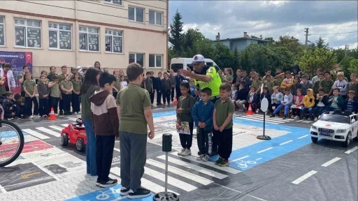 Minik &ouml;ğrencilere jandarmadan uygulamalı trafik eğitimi
