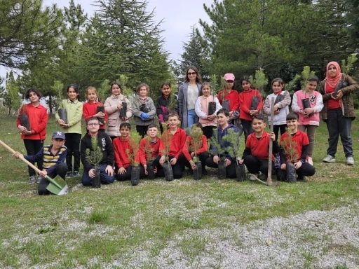 Minik öğrencileri fidanları toprakla buluşturdu
