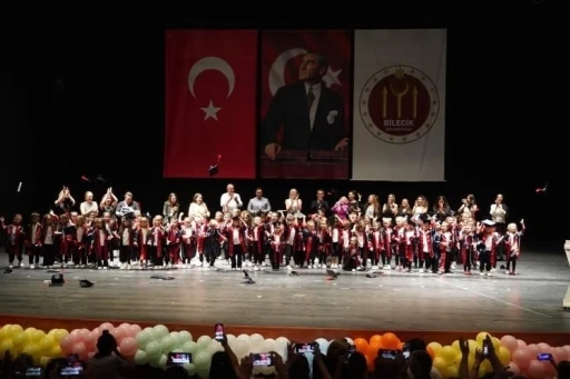 Minik öğrencilerin mezuniyet sevinci
