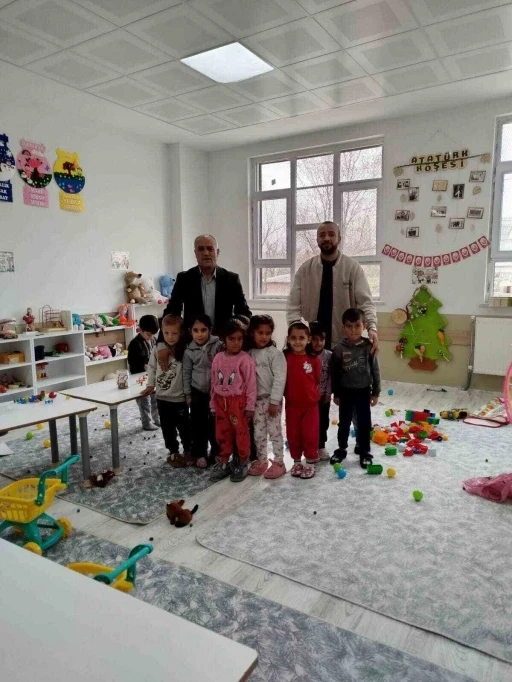 Minik öğrencilerle bir araya geldi
