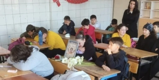 MİNİK &Ouml;YK&Uuml;&rsquo;N&Uuml;N SINIFINDA H&Uuml;Z&Uuml;N VE G&Ouml;ZYAŞI HAKİM