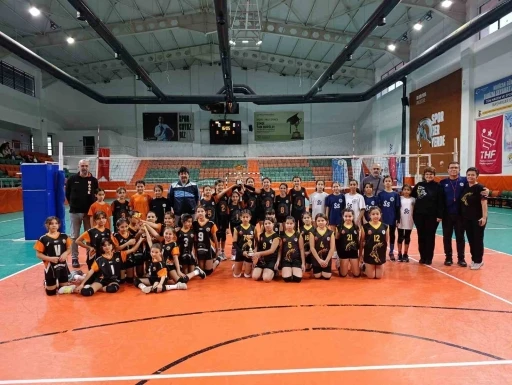 Minik voleybolcular K&ouml;yceğiz&rsquo;de buluştu
