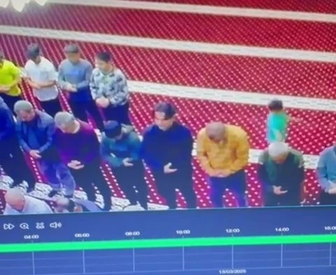 Minik yaramaz namaz kılan yaşlı adamı yere düşürdü
