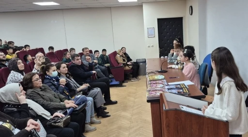 Minik yazarlardan b&uuml;y&uuml;k davranış: Kitaplarını sattılar, k&ouml;y okuluna umut oldular
