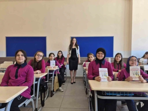 Minik y&uuml;rekler, kalemleriyle Gazze&rsquo;nin sesi oldular
