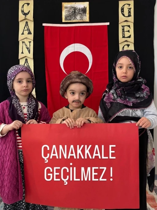 Minik y&uuml;reklerde 18 Mart ruhu canlandı
