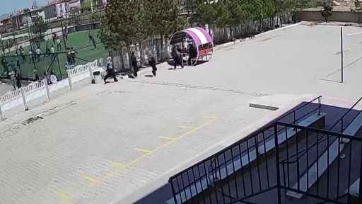 Minik y&uuml;reklerin polise yaptığı jest kalpleri ısıttı
