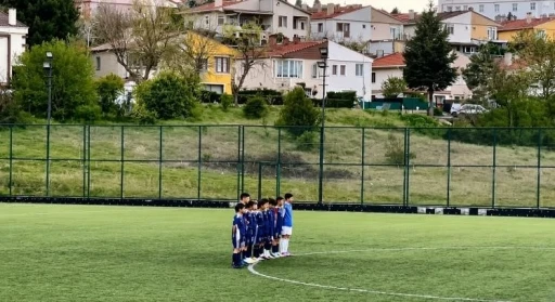 Minikler, hakemin kendilerine k&uuml;f&uuml;r ettiği iddiasıyla 1 dakika boyunca topa dokunmadı
