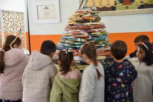Minikler kütüphanede renkli anlar yaşadı
