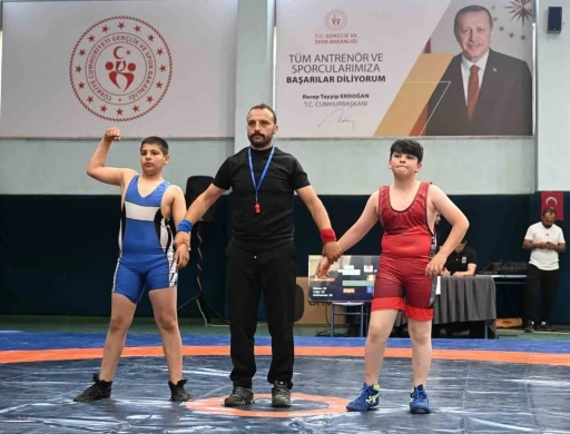 Minikler minderde kozlarını paylaştı
