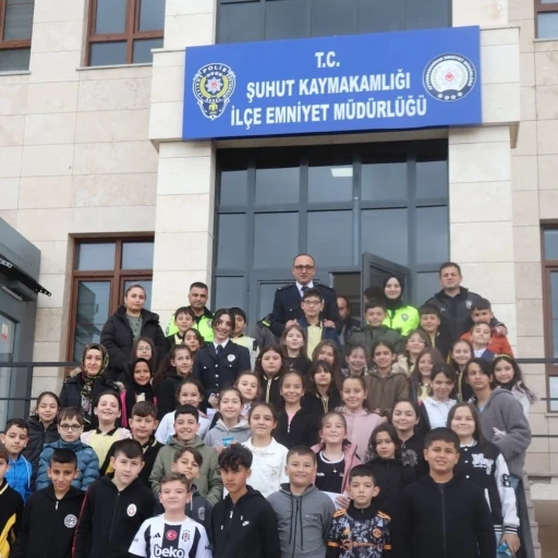Minikler Polis Haftasını çiçeklerle kutladı
