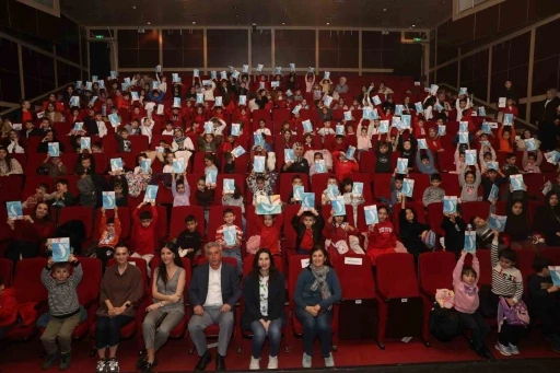 Minikler, "Kızıl Kaptan" ile hayal yolculuğuna &ccedil;ıktı
