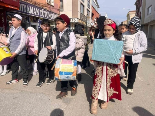 Minikler s&ouml;yledikleri ilahilerle Yerk&ouml;y&rsquo;&uuml; mest etti
