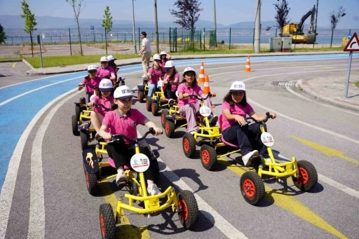 Minikler, trafik kurallarını eğitim parkında öğreniyor
