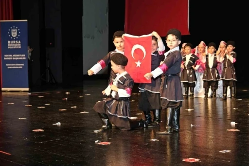 Minikler yıl sonu g&ouml;sterisinde h&uuml;nerlerini sergiledi
