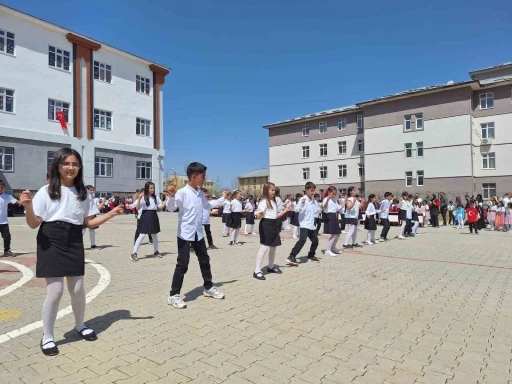 Miniklerden 23 Nisan gösterisi
