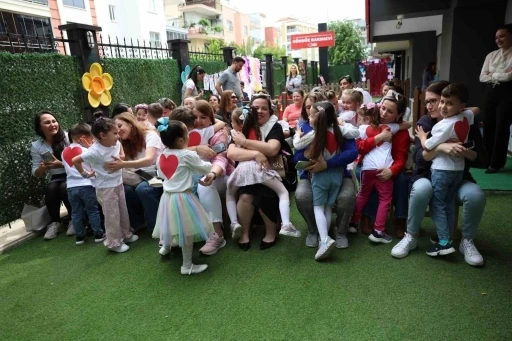 Miniklerden annelerine duygu dolu s&uuml;rpriz

