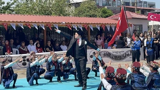 Miniklerden b&uuml;y&uuml;k mesaj: "Savaşlar Dursun, D&uuml;nya &Ccedil;ocuklara Kalsın"
