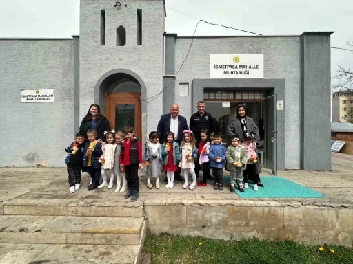 Miniklerden muhtar dedelerine bayramlaşma ziyareti
