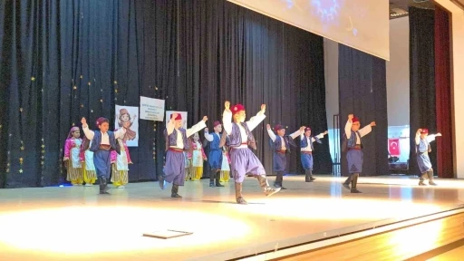 Miniklerin halk oyunları geceleri beğeni topladı
