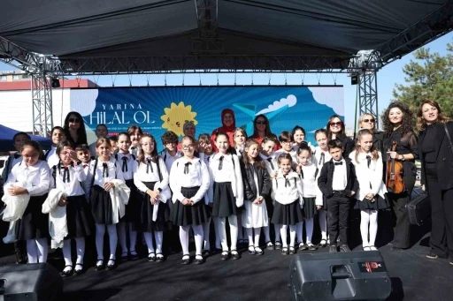 Miniklerin keman gösterisi
