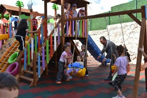 Miniklerin y&uuml;z&uuml; yenilenen oyun parkıyla g&uuml;ld&uuml;
