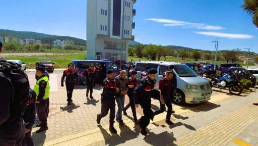 Miras kavgasında kardeşi ve yengesini öldüren ağabey susma hakkını kullandı
