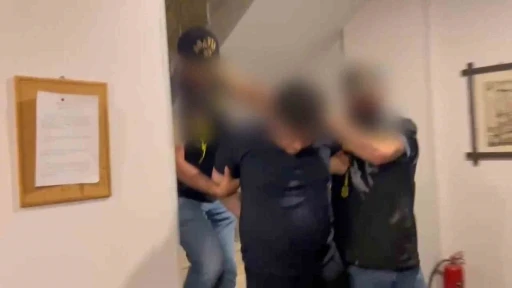 MİT tespit etti, kırmızı b&uuml;ltenle aranan uluslararası uyuşturucu ka&ccedil;ak&ccedil;ısı Mersin&rsquo;de yakalandı
