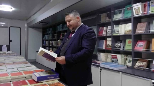 Mobil kitap mağazasına vatandaşlardan yoğun ilgi
