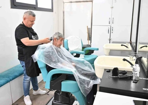 &rsquo;Mobil Kuaf&ouml;r&rsquo;den huzurevi sakinlerine bayram tıraşı
